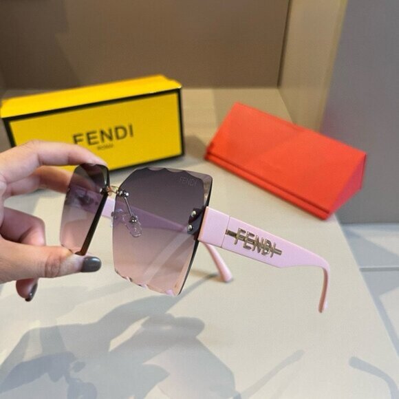 FENDI FF Logo Oversize Sunglasses - Picture 3 of 9